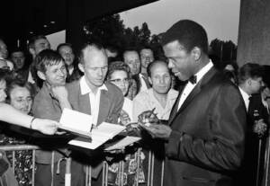 Addio a Sidney Poitier, fu il primo afroamericano a vincere l’Oscar