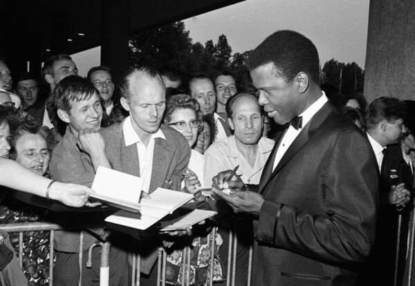 Addio a Sidney Poitier, fu il primo afroamericano a vincere l’Oscar