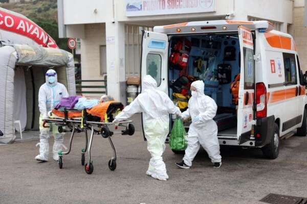 Palermo, arrivi senza sosta di pazienti positivi al Covid-19 all’Ospedale Cervello