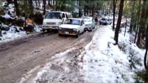 Pakistan, 22 morti assiderati: bloccati nelle loro auto vicino al resort di Murree
