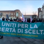 Torino, no green pass in piazza: tensione con la polizia