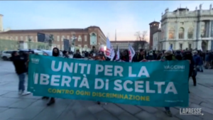 Torino, no green pass in piazza: tensione con la polizia