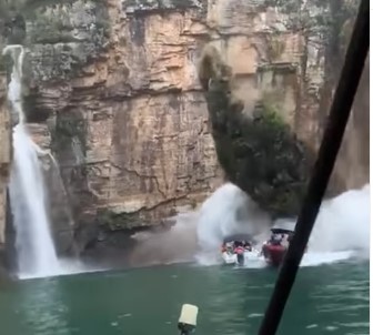 Brasile, una gigantesca parete di roccia cade sulle barche dei turisti: morti e feriti