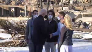 Usa, incendi in Colorado: Biden consola chi ha perso tutto nei roghi