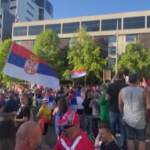 Melbourne, i tifosi di Djokovic manifestano davanti all’albergo