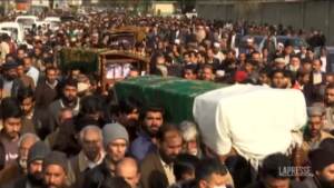 Pakistan, i funerali di una famiglia vittima della tempesta di neve a Murree