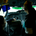 Covid, a Colonia i bambini si vaccinano a bordo di un aereo