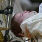 Papa battezza 16 bambini: “Allattateli se hanno fame e lasciateli gridare”