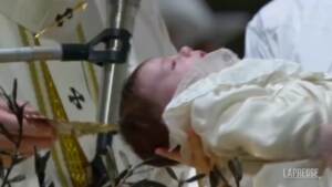 Papa battezza 16 bambini: “Allattateli se hanno fame e lasciateli gridare”