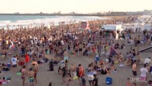 Argentina, spiagge affollate a Mar del Plata nonostante la pandemia