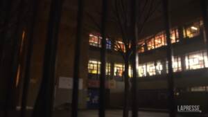 New York, gli evacuati del rogo accolti in una scuola