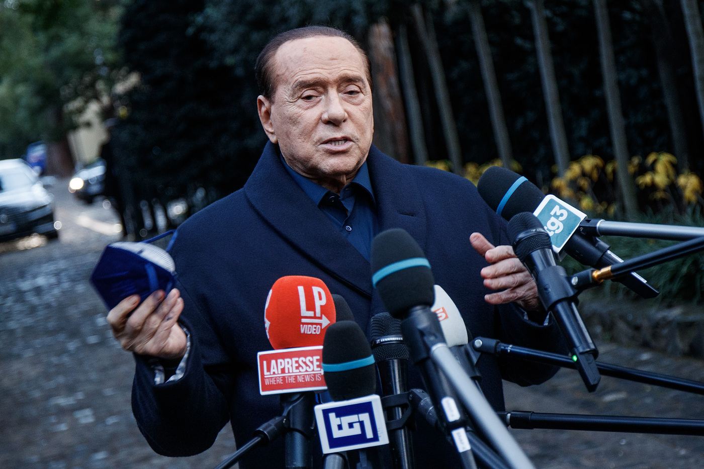 Quirinale, Berlusconi rinuncia alla candidatura: “Passo indietro per responsabilità nazionale. Draghi resti a Chigi”