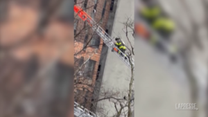 New York, il salvataggio di un bambino da una finestra dal palazzo del Bronx in fiamme