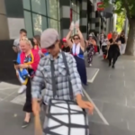 Caso Djokovic, i sostenitori festeggiano a Melbourne la decisione sul visto del tennista