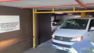 Melbourne, Djokovic lascia l’hotel in un van