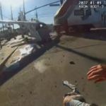 Los Angeles, la polizia salva il pilota di un aereo caduto sui binari pochi secondi prima dell’impatto con un treno