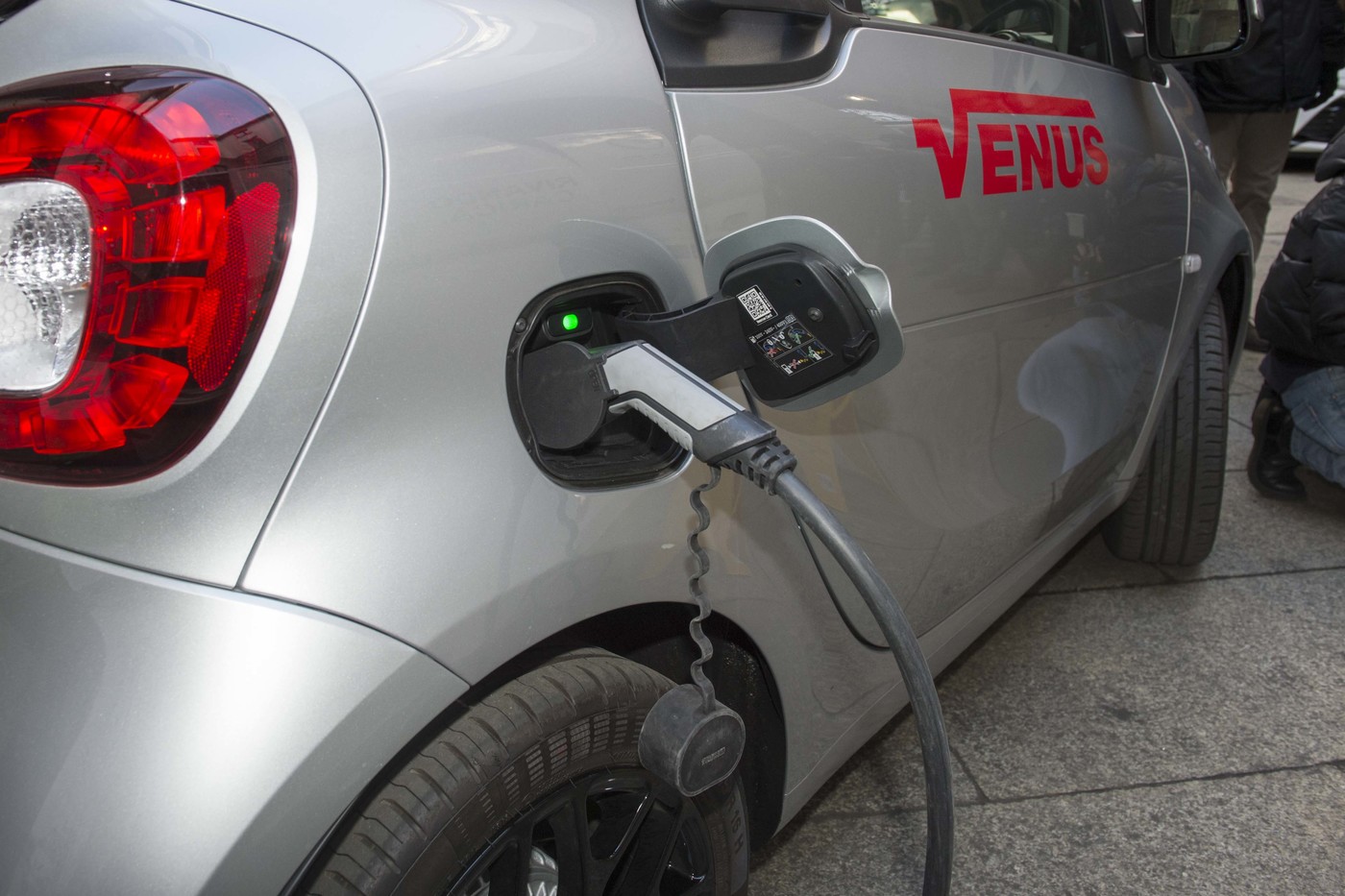 Mobilità: Motus-E, al 69% degli italiani piace l’auto elettrica