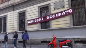 Milano, occupato il liceo Manzoni. Gli studenti: “I vaccini siano obbligatori, non vogliamo tornare in dad”
