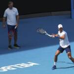 Tennis: Djokovic si allena al Melbourne Park, ma resta rischio espulsione