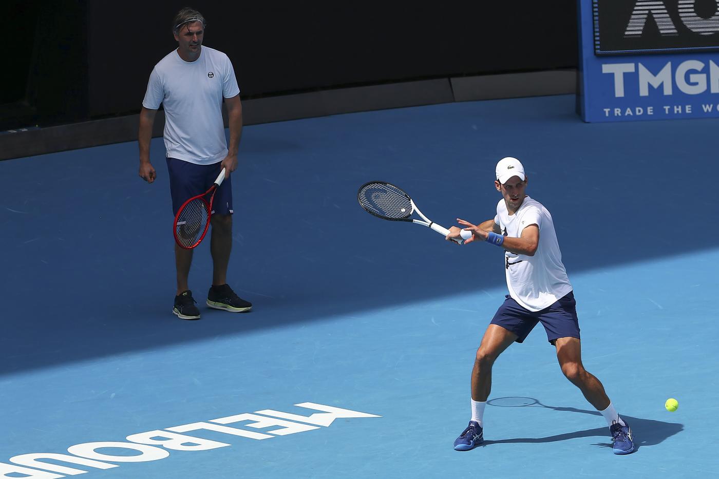 Tennis: Djokovic si allena al Melbourne Park, ma resta rischio espulsione