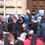 Covid, tamponi gratis ad assessori e consiglieri comunali: esplode la protesta a Napoli