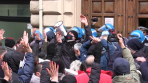 Covid, tamponi gratis ad assessori e consiglieri comunali: esplode la protesta a Napoli