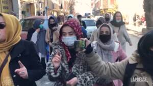 Afghanistan, la protesta delle donne che chiedono libertà e lavoro