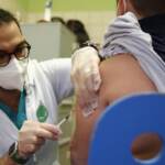 Vaccini, l’immunologo Abrignani: “No a richiami ogni due mesi, rischio spegnimento risposta immunitaria”