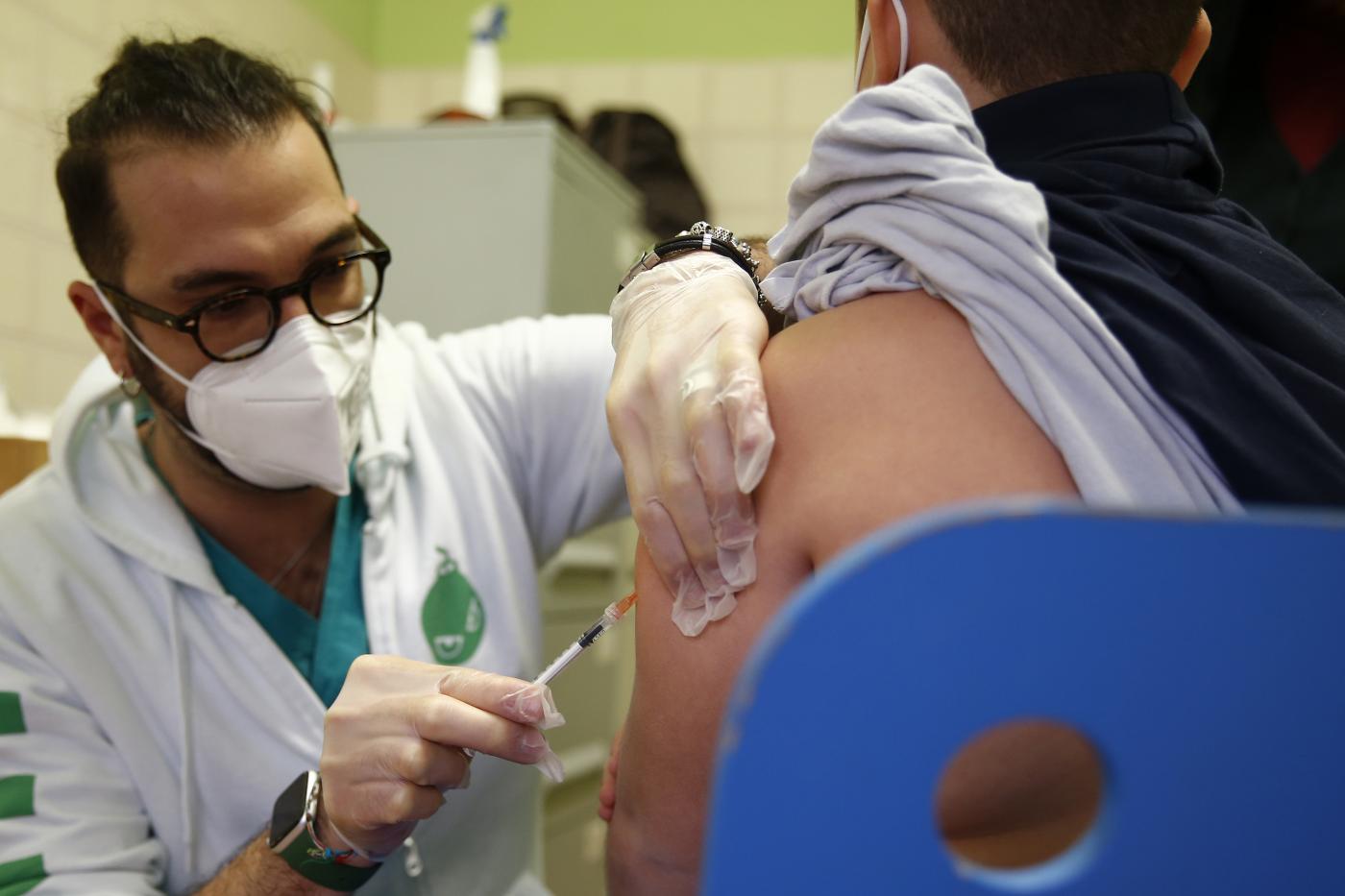 Vaccini, l’immunologo Abrignani: “No a richiami ogni due mesi, rischio spegnimento risposta immunitaria”
