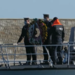 Costa Concordia: corona di fiori in mare per ricordare le vittime della tragedia