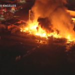 California, gigantesco incendio avvolge capannone ad Adelanto