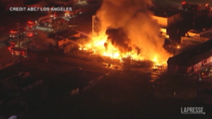 California, gigantesco incendio avvolge capannone ad Adelanto