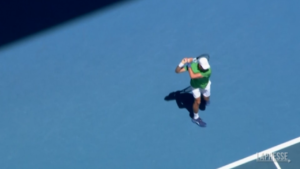 Caso Djokovic, il serbo ammesso all’Australian Open: si allena in attesa del verdetto finale