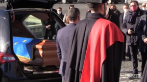 Sassoli, folla ai funerali di Stato: la bandiera dell’Europa sul feretro