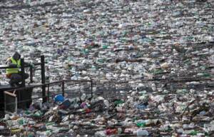 Serbia, una marea di plastica ha invaso il lago Potpecko