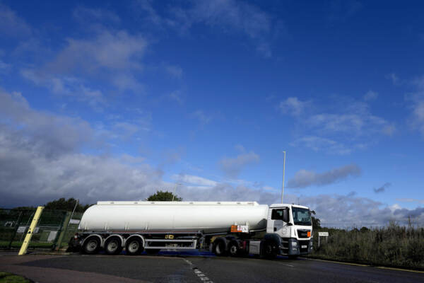 Gran Bretagna, militari consegnano alle pompe di benzina a fronte della carenza di autisti di camion