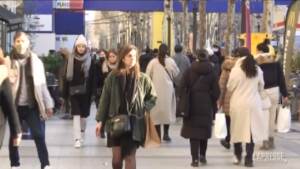 Francia: tribunale sospende l’obbligo delle mascherine all’aperto a Parigi