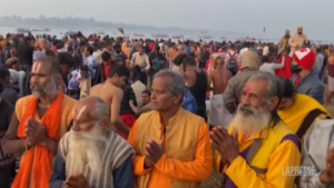 India, migliaia si bagnano nel Gange per la cerimonia sacra nonostante il Covid