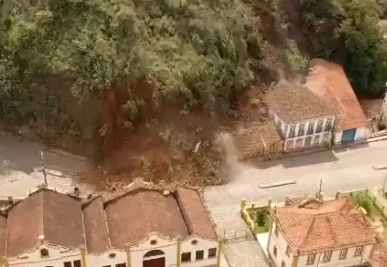 Brasile, un’enorme frana distrugge un palazzo storico Brasile, un’enorme frana distrugge un palazzo storico
