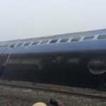 Deraglia treno in India: almeno 9 morti, le operazioni di soccorso