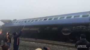 Deraglia treno in India: almeno 9 morti, le operazioni di soccorso