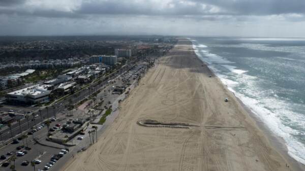 California, riapre Huntington Beach dopo l'incidente che ha riversato petrolio nell'acqua