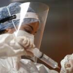 Covid: tasso di positività cala a 14,8%. Regioni in pressing su quarantena e colori