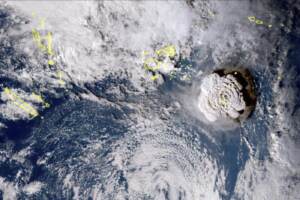 Tonga, eruzione di un vulcano sottomarino genera tsunami nell'Oceano Pacifico