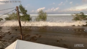 Eruzione a Tonga, l’onda anomala arriva sulla costa