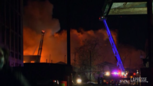 Usa, maxi-incendio in impianto chimico: fiamme e fumo invadono il cielo