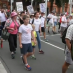 Australia, centinaia sfilano contro vaccinazioni per bambini