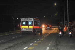 L'ambulanza con Gabriele Micalizzi esce dall'aeroporto militare di Linate