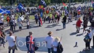 Melbourne, manifestanti in protesta davanti alla sede degli Australian Open: “Lasciate giocare Djokovic””