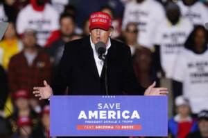 Il ritorno di Donald Trump: l'ex presidente tiene uno show per i sostenitori in Arizona
